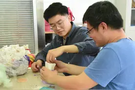 疫情下的毕业季：师生互送纪念礼，美好感动不缺席图片