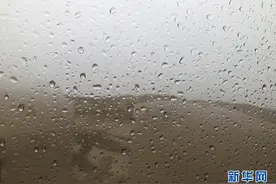 当冷冷的冰雨遇到激情的沙漠越野赛图片