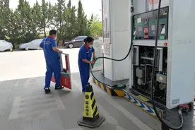 加油站这对夫妻工的别样“520”：把爱传递给每一位前来加油的人图片