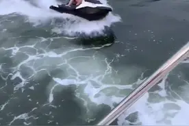 郭富城开摩托艇载方媛出海 水上画爱心甜蜜撒狗粮图片