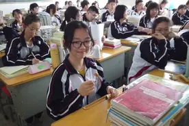 45秒丨520遇上复学日！德州老师棒棒糖表白学生：越来越棒，学习像糖一样甜蜜图片