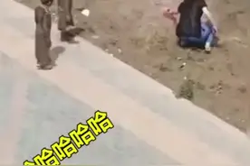 洗洗还能要！“熊孩子”变身行走的“铜人”，邻居笑出了鹅叫图片