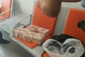 乘客留神秘黑袋，的哥一看急忙报警：密密麻麻，这辈子都没见过图片