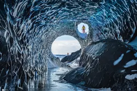 英国旅友探秘冰岛神奇冰洞穴 晶莹剔透恍如科幻世界图片