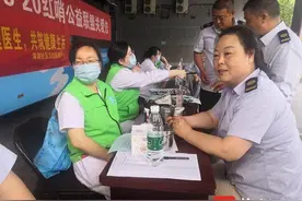 南京公交83路“巾帼线”车队开展职工义诊活动图片