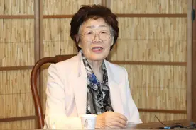 韩候任议员向揭发丑闻慰安妇受害者下跪道歉，后者流泪但澄清：我没原谅她图片