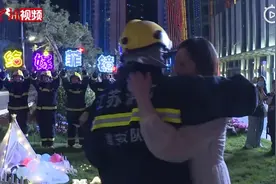执子之手！江苏一消防员被女友浪漫求婚：你守国 我守家图片