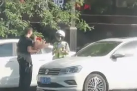 路过大爷看呆了！交警开罚单流汗不止，被罚女孩突然动手了图片