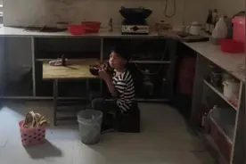 外卖小哥“捡”到个孩子，民警爱心接力助其找到家人图片