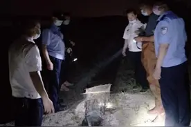 河堤草丛里灯突然熄灭，原是一男子非法捕鱼，执法人员将其查获图片