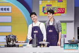 《鲜厨100》“鲜厨小哥哥”做菜，“姐姐品鲜团”点评图片