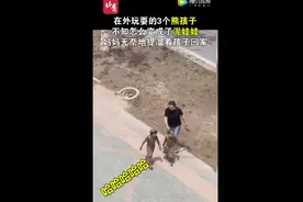 洗洗还能要！熊孩子变身行走的“铜人”，邻居笑出鹅叫图片