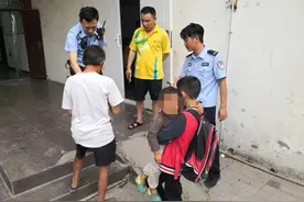 绵竹：两岁小女孩追着狗跑没了影 民警贴心送回家图片