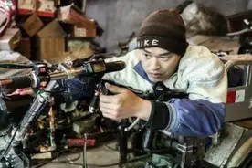瘫痪小伙不愿乞讨吃闲饭，轮椅上涅槃重生图片