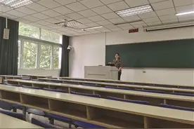 空教室里，上了特殊的“最后一课”图片