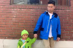 姜gary 晒与儿子外出合照 小好一身荧光绿潮范十足图片