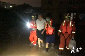实时滚动｜凌晨特大暴雨导致今早广东多地水浸，交通拥堵图片