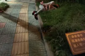 惊悚！如此奶爸！深夜醉酒后竟带着女童在路边草丛呼呼大睡图片