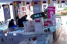 奇葩！男子陪女友买手机，买好竟顺手偷了一部图片
