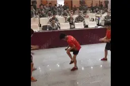 小学生跳绳世界冠军走进军营 教学兵哥哥再现神操作图片