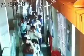 云南巧家地震中的县中学：高三学生主动背起右腿受伤同学撤离图片