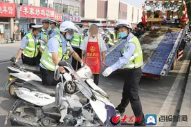 新泰交警铁腕整治城区车辆乱停乱放图片