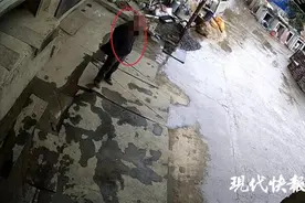 老汉杀鱼前取下戒指，没想到好友竟会“顺手牵羊”图片