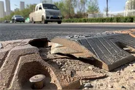破损减速带上翻车 一摔竟摔成植物人 这个责任谁来担？图片