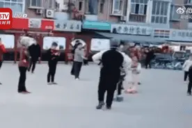 79岁广场舞大妈故意绊倒5岁男童，致其面部着地！网友怒了图片
