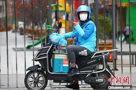 喻春梅代表：建议将外卖骑手群体纳入当地工伤保险覆盖范围图片