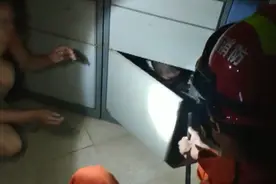 危险！被4岁姐姐“锁”进快递柜 1岁男孩在里面嚎啕大哭……图片