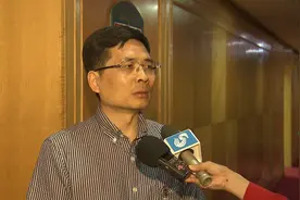 海尔总裁回应员工爬楼救女童被重奖：100平住房更有实用意义视频封面