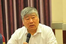 漱玉平民董事长李文杰泪洒座谈会：你们是最可爱的人图片