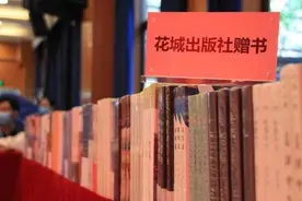 书香满校园，花城出版社向省实荔湾学校捐赠近2000本图书图片