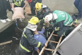 生死救援！地面突然坍塌 司机连人带车陷入水池两度昏迷图片