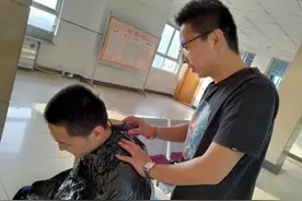 河北衡水中学高三老师变身Tony为学生理发图片