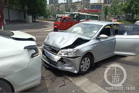 女儿在后排哭闹 爸爸回头安抚致追尾图片