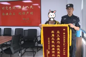 幸好有他！孙子骑车滑入池塘，不会游泳的奶奶想都没想就跳了下去图片