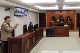 法庭上火药味十足 审判长额头出了汗 咋回事？图片