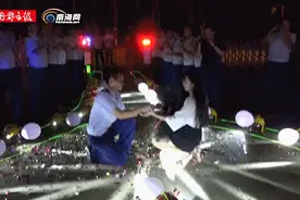 女友求婚，消防员当场飙泪，几秒后反转……图片