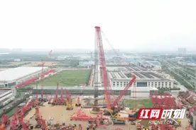 三一最大起重量 4000吨履带起重机交付客户图片