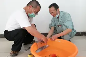 垃圾要破袋，脏了手怎么办？宁波这个达人自制了“神器”图片