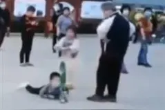故意绊倒儿童惹众怒，广场舞大妈委托子女道歉图片