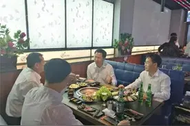 市委书记带头打卡音乐烤吧 潍坊发力“夜经济”图片