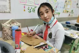 这所小学的毕业生们亲手制作“制作毕业留念册”，留下真情和美好图片