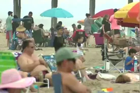 累计死亡接近10万，美多地民众周末扎堆海滩，泳池派对场景更是不忍直视…图片