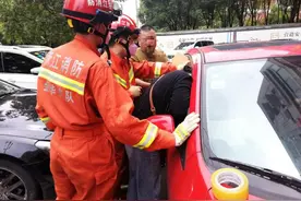 金华女子探头进车内拿东西，被车窗卡往，司机的后续操作也很神图片