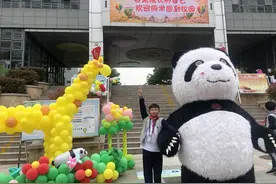 复学第一课少年讲“坚持”九岁少年登顶奥太娜雪山 开学为全校分享坚持的力量图片
