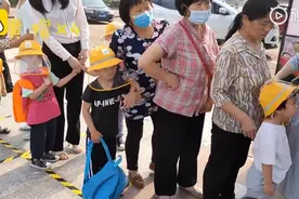 幼儿园为小朋友定制防护帽小黄帽，园长：能防晒又有防护作用图片