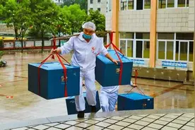 上下五层楼跑八趟，校园“挑山工”每天负重千斤给学生送餐图片